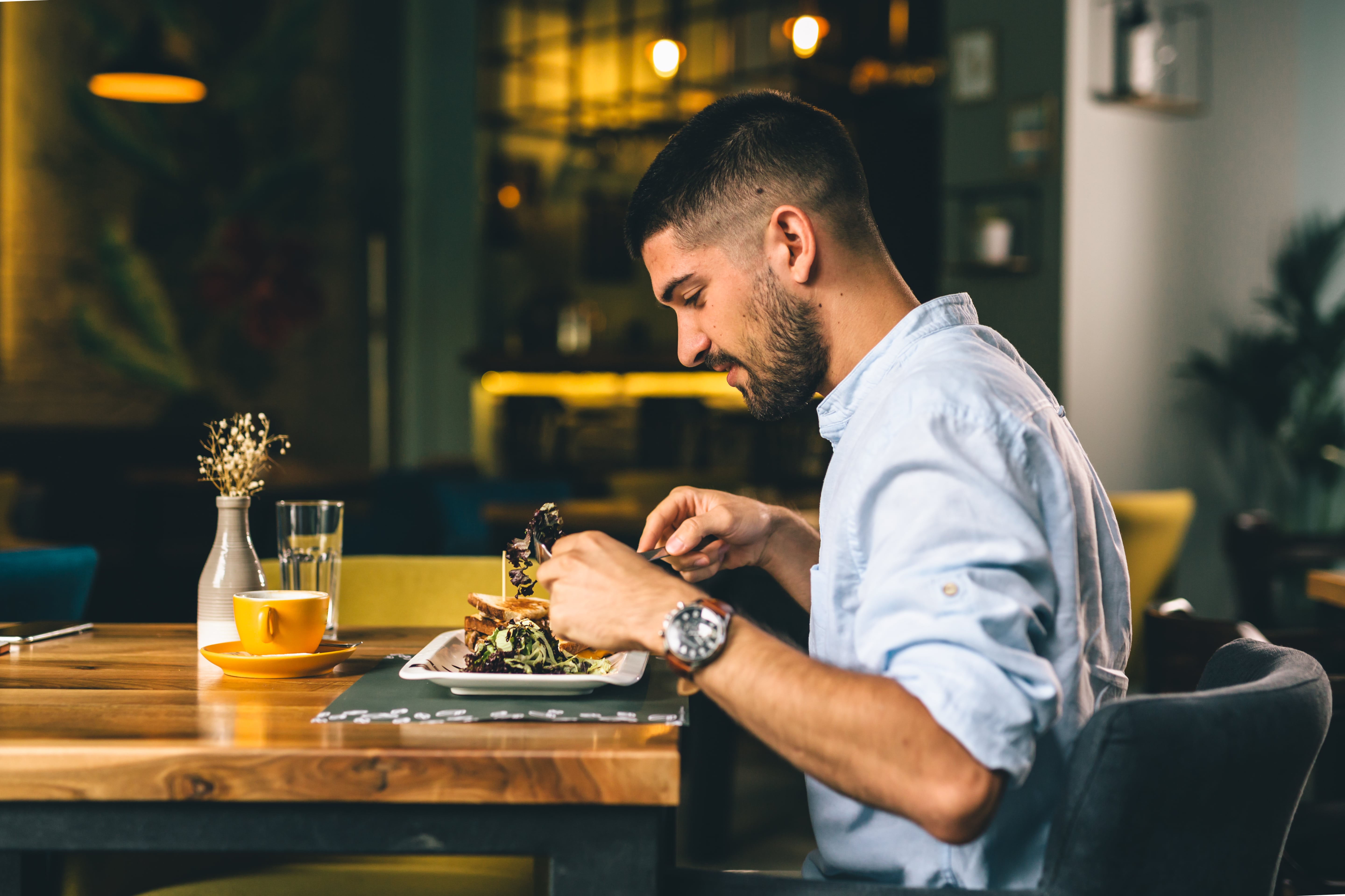 Plus d'un tiers des Français mangent parfois seuls au restaurant